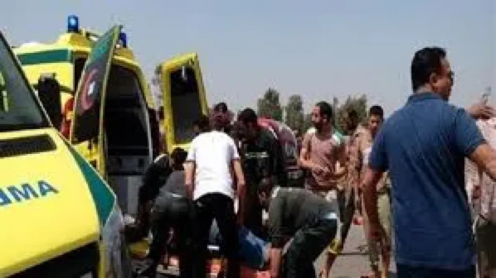 مصرع طفلة وإصابة والدتها وشقيقيها في انقلاب سيارة بالشرقية