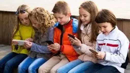 فرنسا تمنع الأطفال دون 15 سنة من الدخول على منصات التواصل الاجتماعي