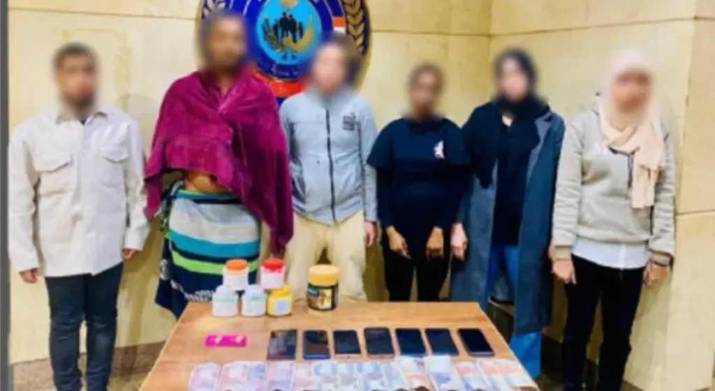 سقوط عصابة لشراء الهواتف بأموال مزورة بالقاهرة