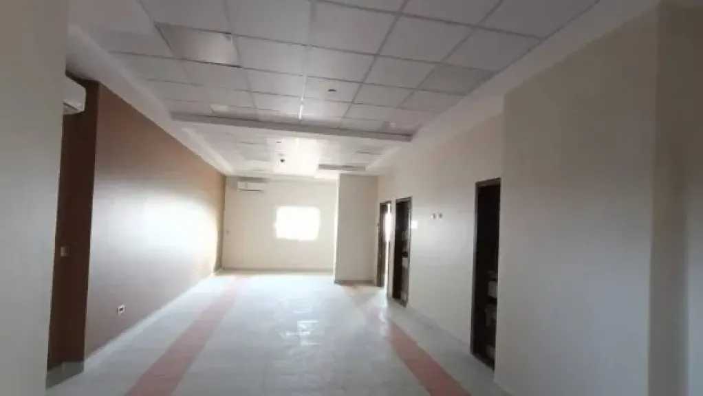 مساعد وزير الصحة يتفقد مشروع مستشفى العبور بنسبة تنفيذ 98%