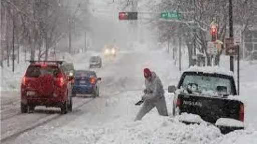 عاصفة شتوية تجمد جنوب وشمال شرق الولايات المتحدة وتتسبب بانقطاعات كهرباء