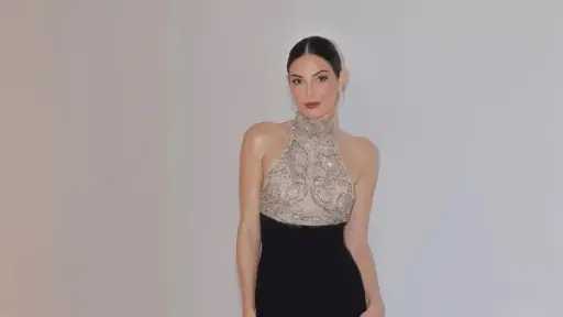 رزان جمال تخطف الأنظار بإطلالة أنيقة وتشارك كواليس الموسم الثاني من «The Sandman»