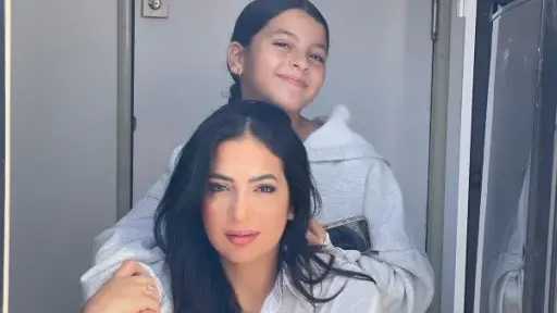 الطفلة فريدة ابنة دنيا المصري تسرق الأضواء في مسلسل «لعبة وقلبت بجد»