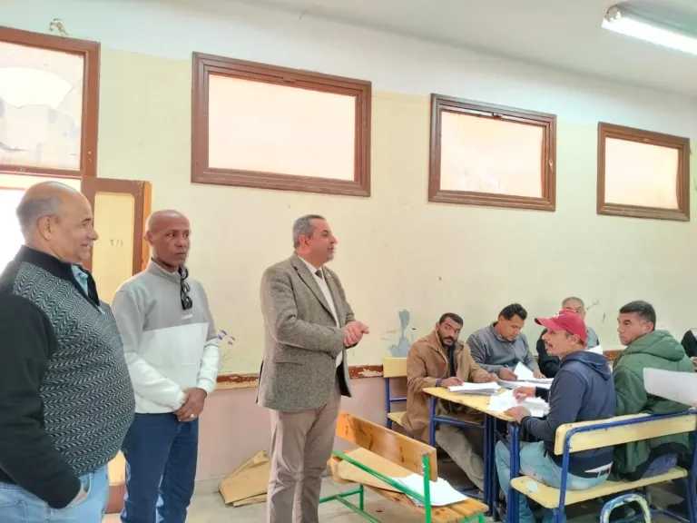 وكيل التعليم يتفقد كنترول الامتحانات في أول عمل له بقنا