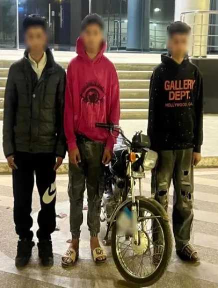 الجيزة: ضبط 3 أشخاص لأدائهم حركات استعراضية بالدراجات النارية وتعريضهم المواطنين للخطر