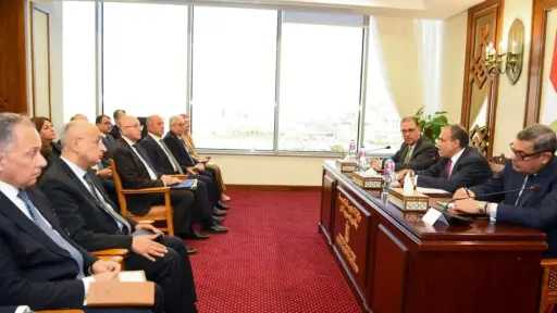 وزير الخارجية يجتمع مع قيادات الوزارة ويتابع سير العمل وتطوير الأداء المؤسسي