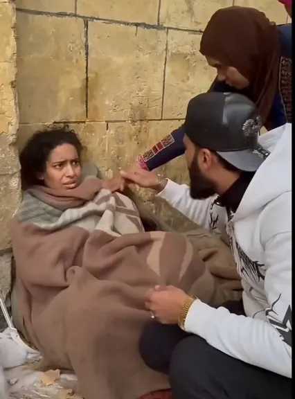 سيدة مصرية بلا مأوى منذ شهرين بعد تخلي زوجها وأسرتها عنها.. ومطالبات بتدخل عاجل من التضامن الاجتماعي