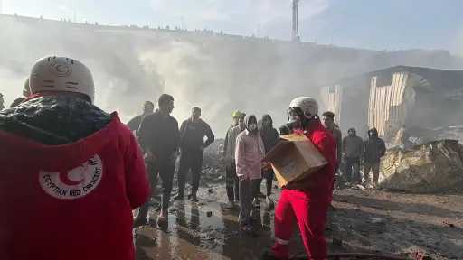 الهلال الأحمر المصري يساند جهود الحماية المدنية والإسعاف في حريق الزاريب بمنشأة ناصر|صور