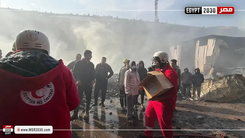 الهلال الأحمر المصري يساند جهود الحماية المدنية والإسعاف في حريق الزاريب بمنشأة ناصر