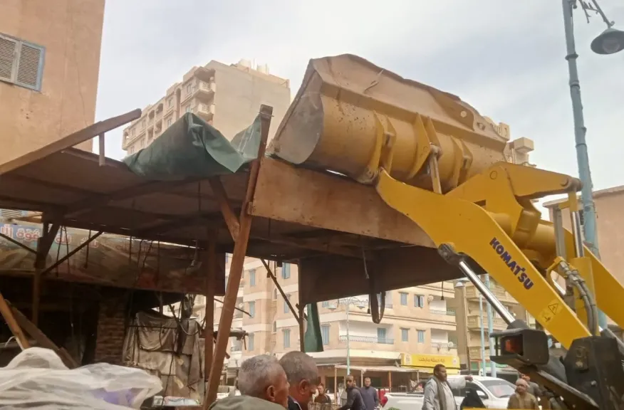 حملات مكثفة لإزالة جميع أنواع الإشغالات المخالفة