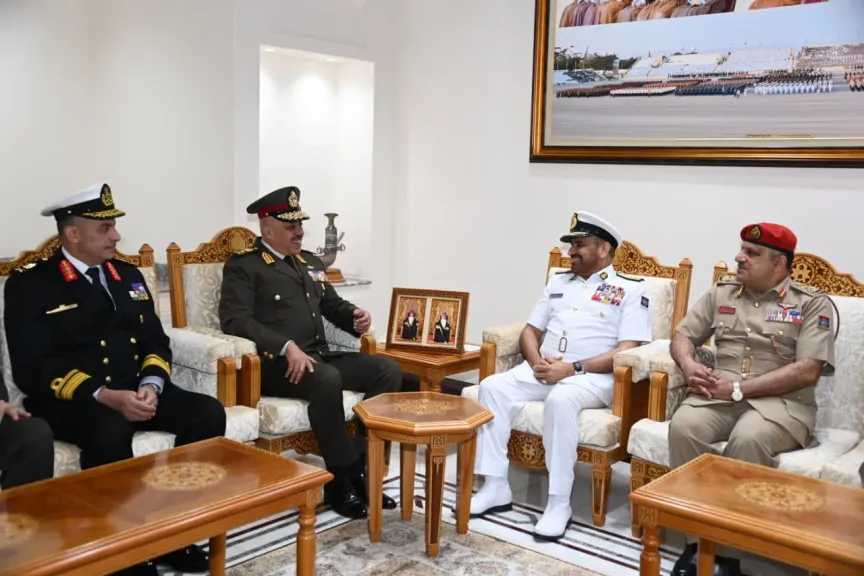 رئيس الأركان يعود إلى مصر عقب انتهاء زيارته الرسمية إلى سلطنة عمان