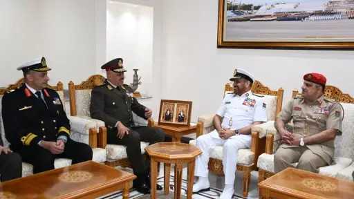 رئيس الأركان يعود إلى مصر عقب انتهاء زيارته الرسمية إلى سلطنة عمان