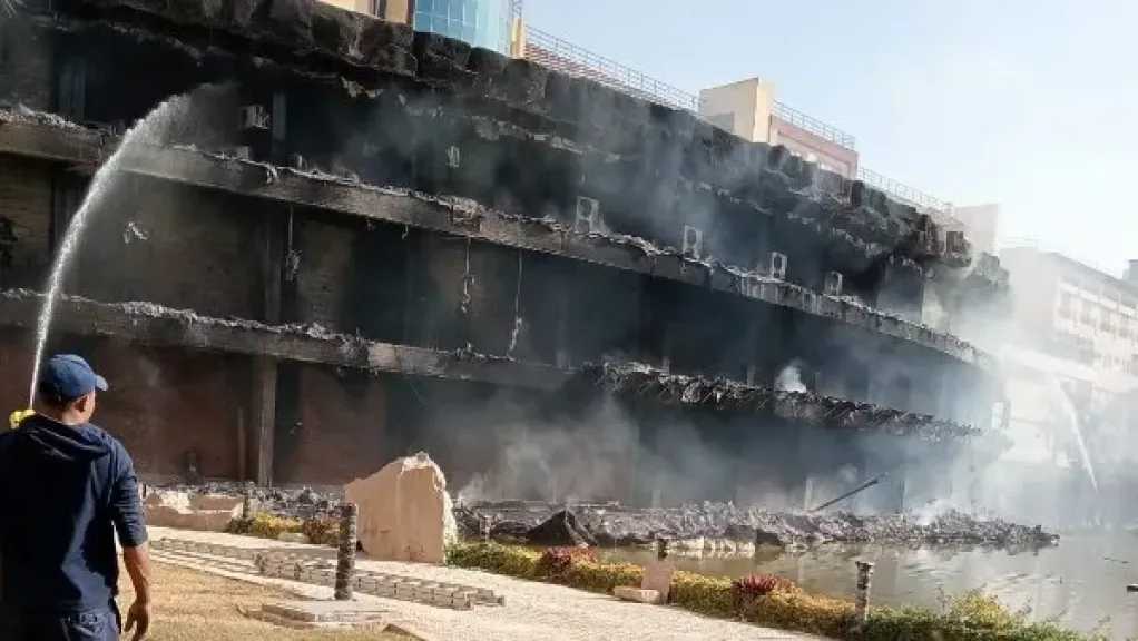 محافظ مطروح يتابع جهود السيطرة على حريق بإحدى القرى السياحية