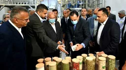 مدبولي يتفقد مصنع لتجفيف البصل بالمنيا مدبولي يتفقد مصنع لتجفيف البصل بالمنيا