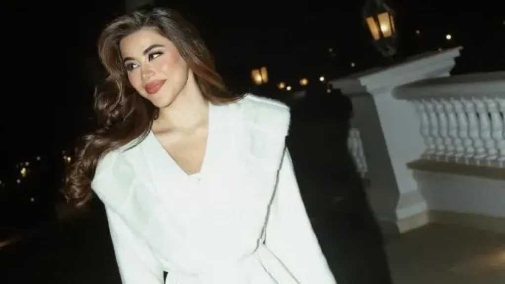 يارا السكري تخطف الأنظار بإطلالة راقية بيضاء
