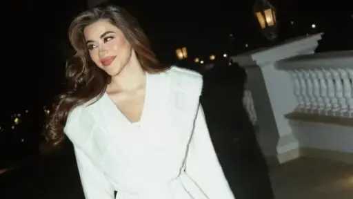 يارا السكري تخطف الأنظار بإطلالة راقية بيضاء