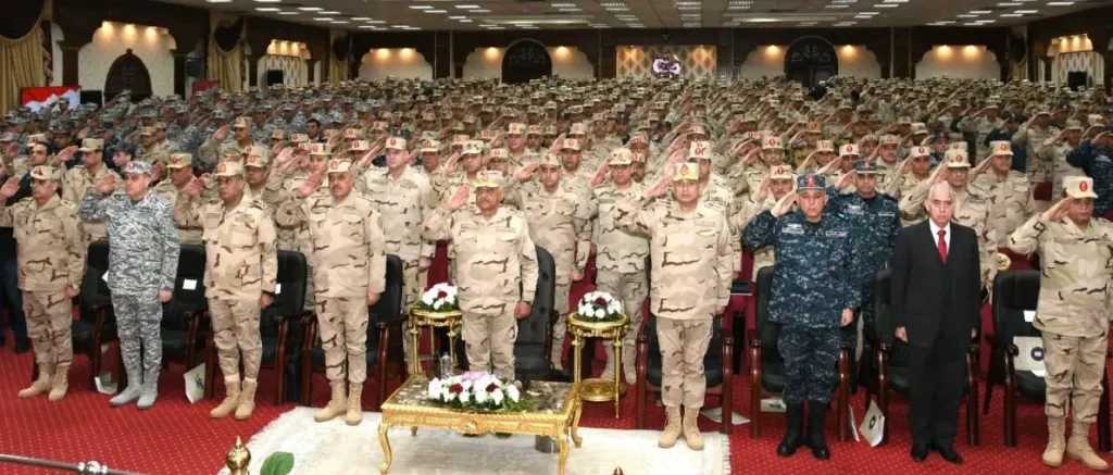 وزير الدفاع يلتقي قادة وضباط القوات المسلحة لبحث تطوير الأداء وتعزيز الجاهزية لحماية الوطن