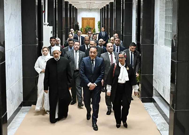 مدبولي يتفقد معرضي ”قومي المرأة” والأزهر الشريف على هامش مؤتمر ”استثمار الخطاب الديني والإعلامي في دول التعاون الإسلامي”