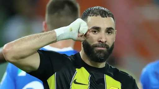 بنزيما يُهدد بالرحيل عن الاتحاد بعد أزمة تجديد... بنزيما يُهدد بالرحيل عن الاتحاد بعد أزمة تجديد العقد: مستقبل قائد الفريق في مهب الريح
