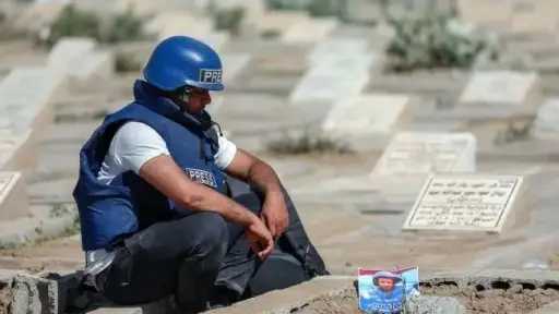 اليمن.. إصابة صحفيين في هجوم مسلح على مقر صحيفة أهلية بعدن