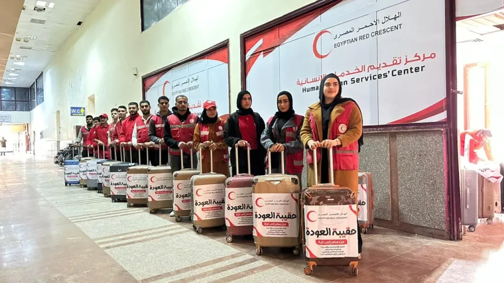 الهلال الأحمر يقدم حقيبة العودة للفلسطينيين
