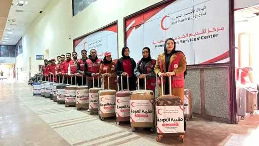 الهلال الأحمر المصري يستقبل المرضى والجرحى الفلسطينيين ويقدم... الهلال الأحمر المصري يستقبل المرضى والجرحى الفلسطينيين ويقدم «حقيبة العودة» للمغادرين