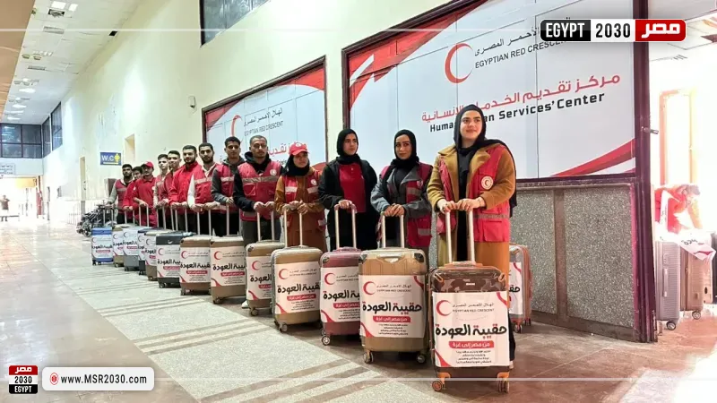 الهلال الأحمر يقدم حقيبة العودة للفلسطينيين