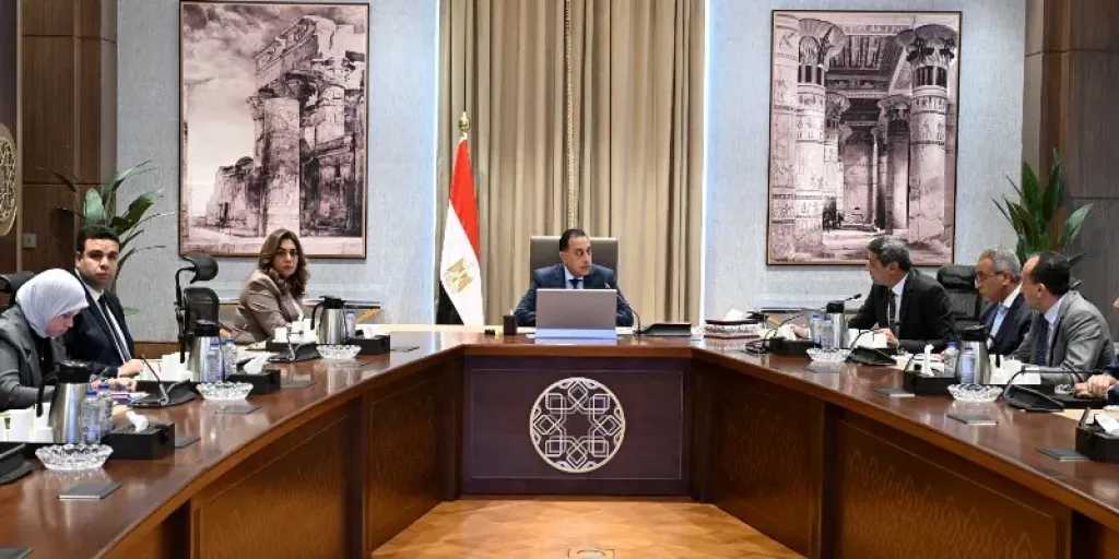 رئيس الوزراء يتابع موقف تنفيذ المشروعات التنموية والخدمية بمحافظة السويس