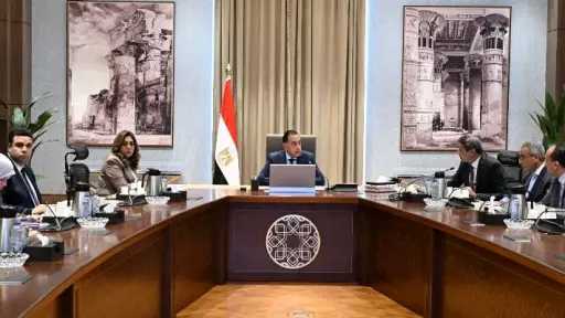 رئيس الوزراء يتابع موقف تنفيذ المشروعات التنموية والخدمية بمحافظة السويس
