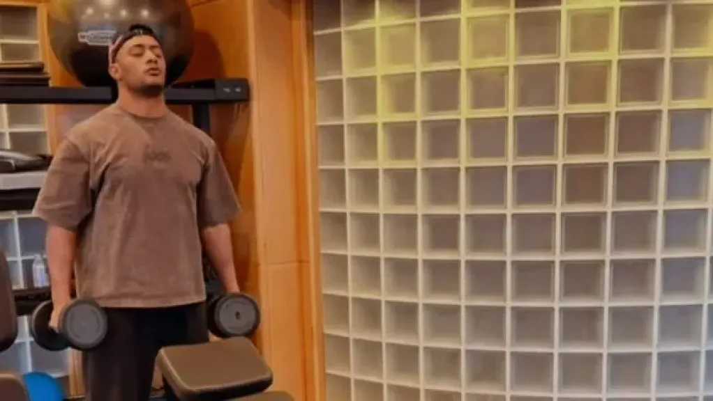 محمد رمضان يستعرض لياقته البدنية داخل الجيم