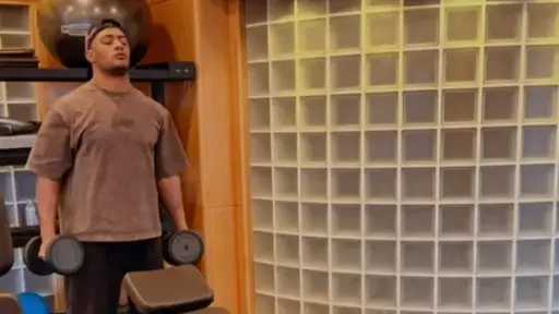 محمد رمضان يستعرض لياقته البدنية داخل الجيم