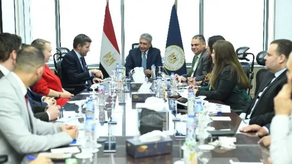 وزير السياحة والآثار يجتمع مع مدير شركة طيران دولية لبحث التعاون