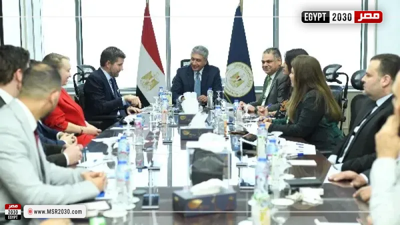 وزير السياحة والآثار يجتمع مع مدير شركة طيران دولية لبحث التعاون