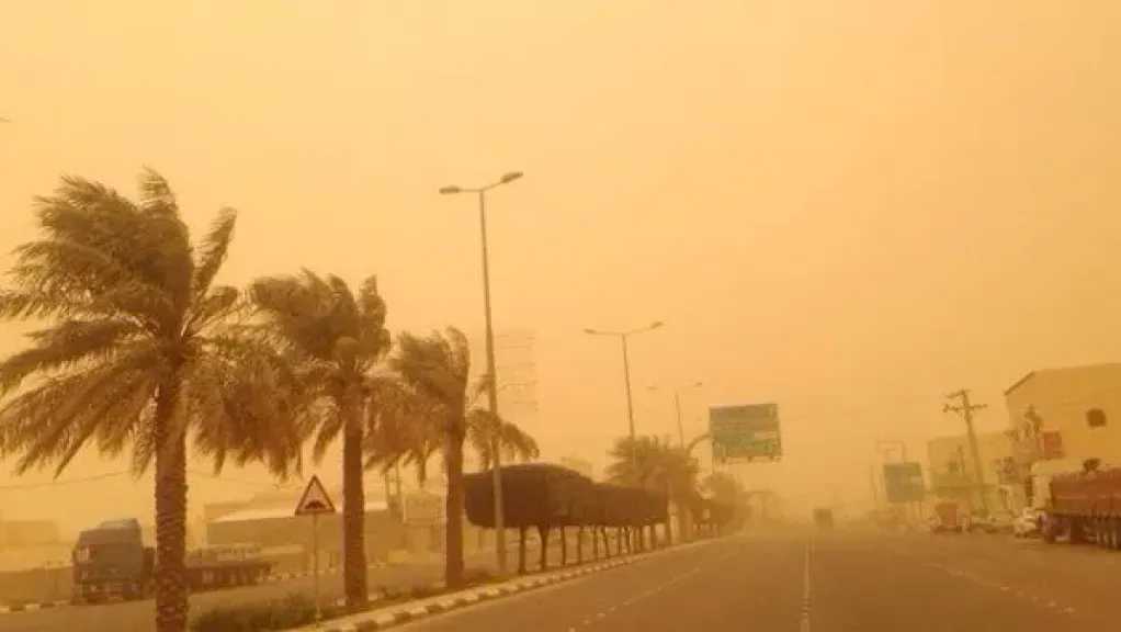 الطقس اليوم.. انخفاض بالحرارة ورياح وأتربة