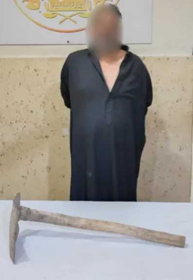 الأمن يكشف ملابسات فيديو رجل عارٍ يحطم سيارات بفأس بالشرقية وضبط المتهم