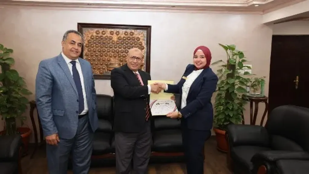 رئيس مياه القاهرة يكرّم قيادات خدمة العملاء والعاملين بمركز خدمة عملاء مصر الجديدة