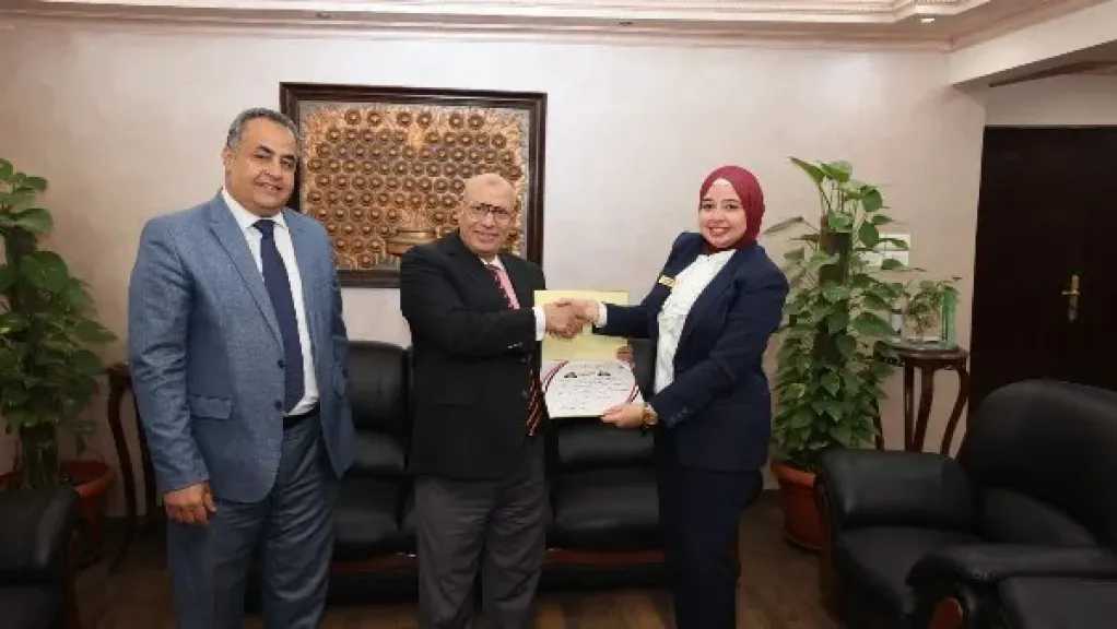 رئيس مياه القاهرة يكرّم قيادات خدمة العملاء والعاملين بمركز خدمة عملاء مصر الجديدة