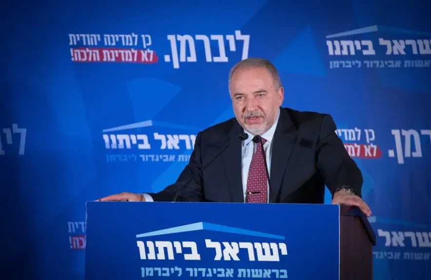 ليبرمان: نتنياهو كلب مطيع وأداة بيد لترامب.. فقدنا استقلالنا السياسي ووضعنا أسوأ من وضع الفلسطينيين