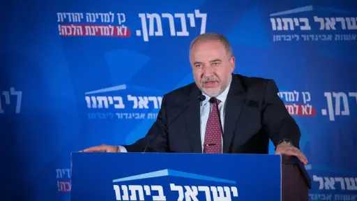 ليبرمان: نتنياهو كلب مطيع وأداة بيد لترامب.. فقدنا استقلالنا السياسي ووضعنا أسوأ من وضع الفلسطينيين