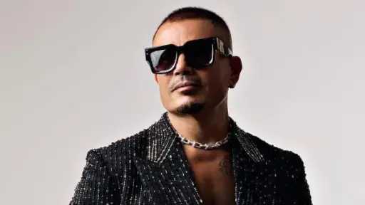 عمرو دياب أول فنان يحقق 3 مليارات استماع على أنغامي