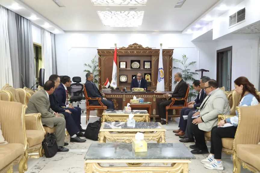 محافظ قنا يستقبل وفد وزارة المالية لبحث سبل التعاون وتعزيز الموارد الذاتية