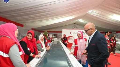 نادى الزهور يشارك الهلال الأحمر فى تعبئة كراتين دعم أهالي غزة