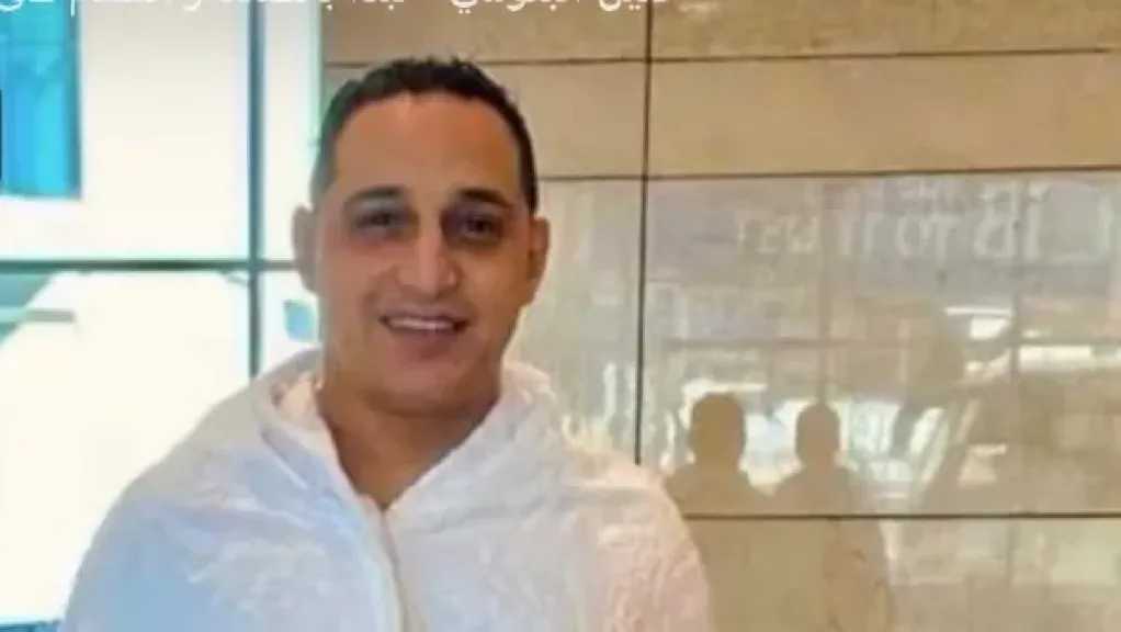 رضا البحراوي يؤدي مناسك العمرة