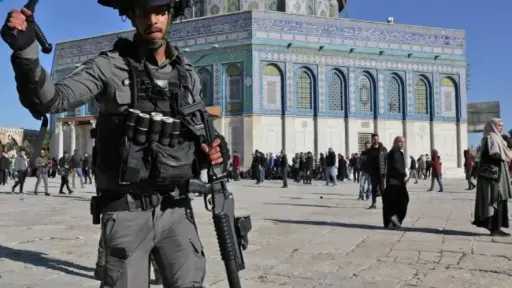 الاحتلال يسلم استدعاءات وقرارات بالإبعاد عن المسجد الأقصى