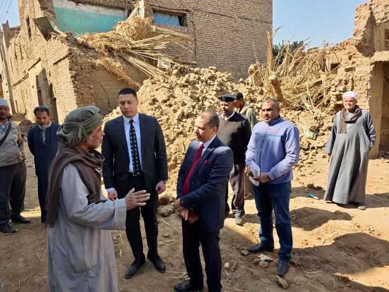 النيابة الإدارية تعاين عقار ”دشنا” المنهار وتأمر بتشكيل لجنة فنية