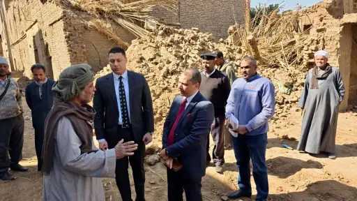 النيابة الإدارية تعاين عقار ”دشنا” المنهار وتأمر بتشكيل لجنة فنية