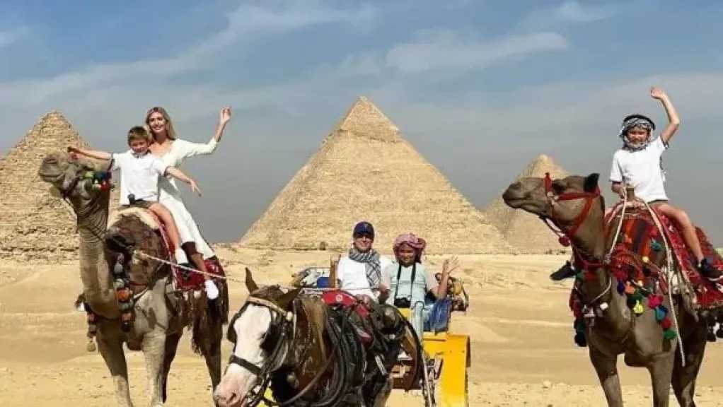 ابنة ترامب وأسرتها يستمتعون بزيارة الأهرامات وأبو الهول.. ويختتمونها بغداء في خوفو
