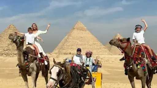 ابنة ترامب وأسرتها يستمتعون بزيارة الأهرامات وأبو الهول.. ويختتمونها بغداء في خوفو