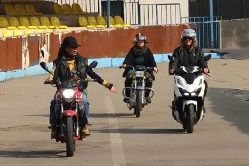 إيران تسمح رسميا للنساء بقيادة الدراجات النارية