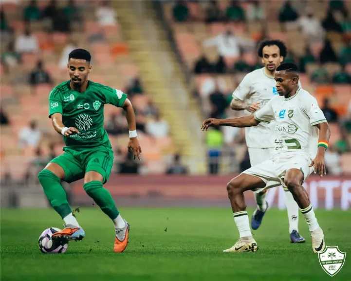 الأهلي يهزم الحزم 2-0 في الدوري السعودي ويلاحق الهلال على الصدارة